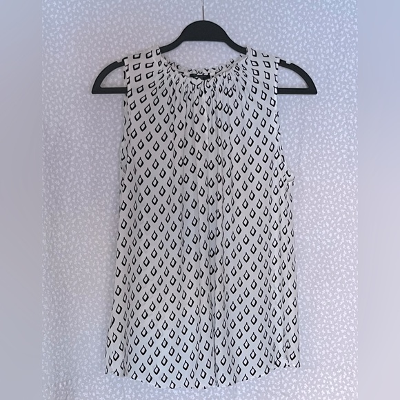Ann Taylor sleeveless tunic, black diamond design on white w/ front claspe. - Picture 1 of 3